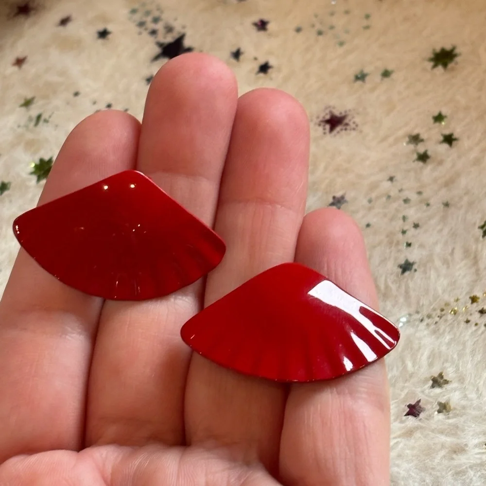 Vintage Red Fan Shell Clip on Earrings - Picture 5 of 5